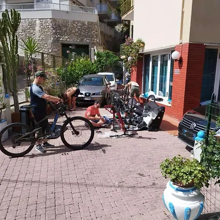 Bike Oasi מלון 2*